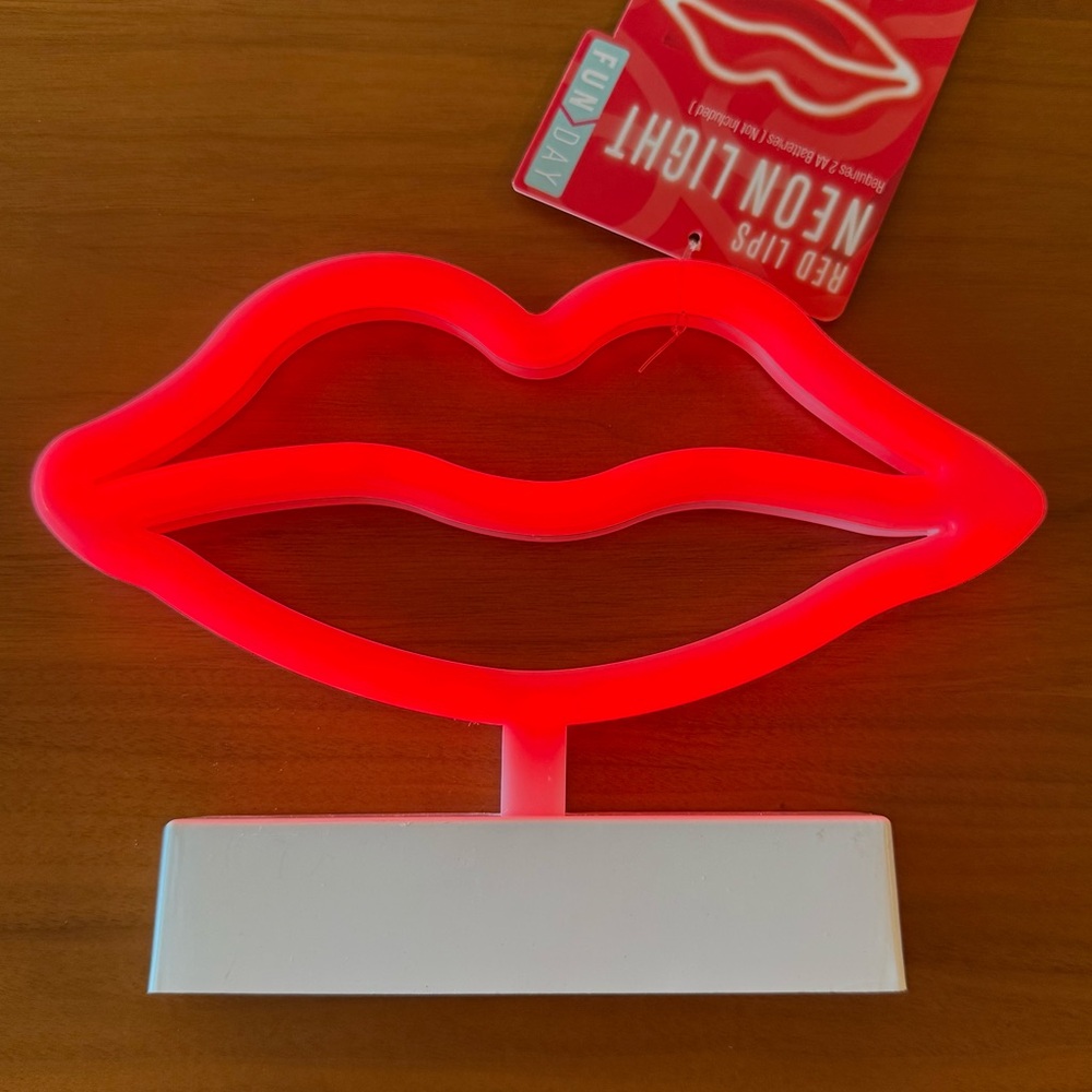 FUN DAY Lips Neon Novelty Light
